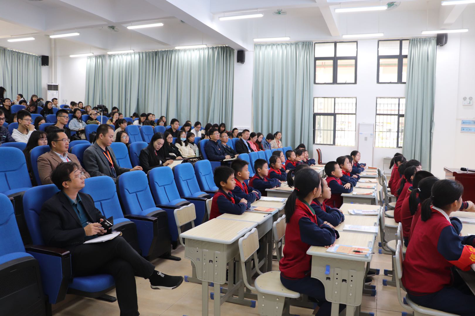 我院组织师范生参加教育见习活动